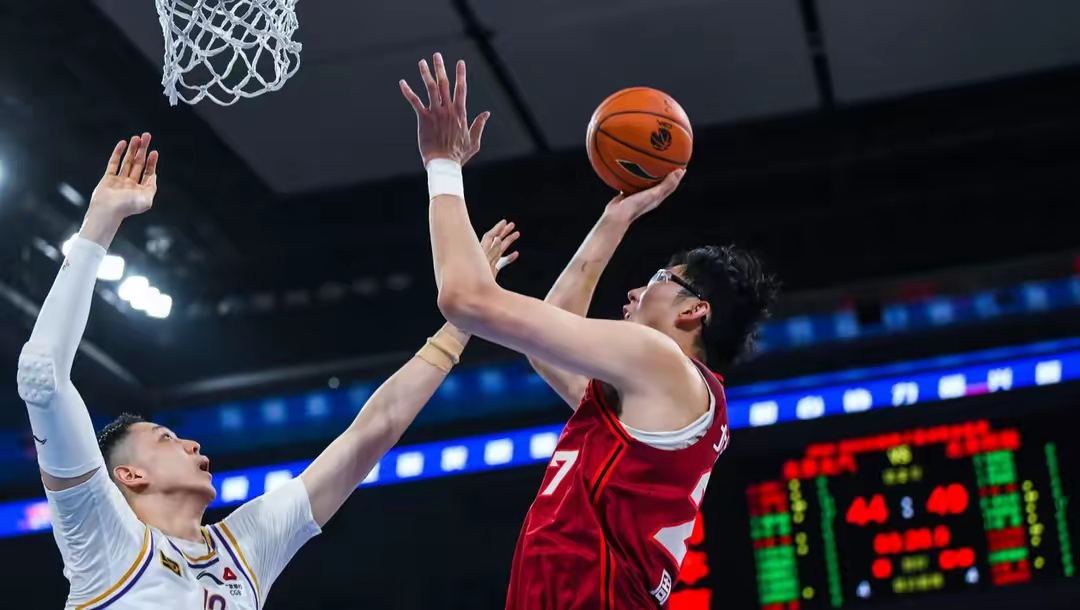 包含新疆广汇训练开放日，清晨手感冰凉引欢呼，CBA季后赛在即，心理建设被强调的词条